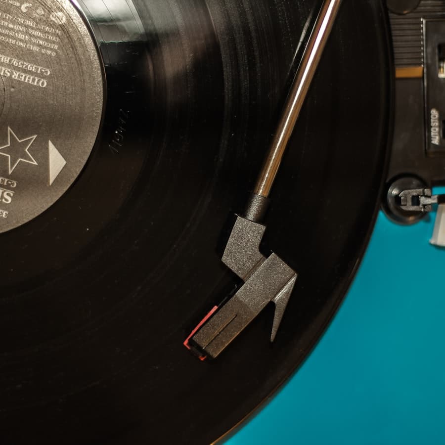 Cleaning a vinyl record with a brush